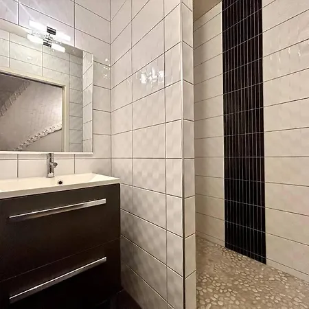 La Chapelle, Renove Dans Ancienne Chapelle Avec Parking ! Apartment *